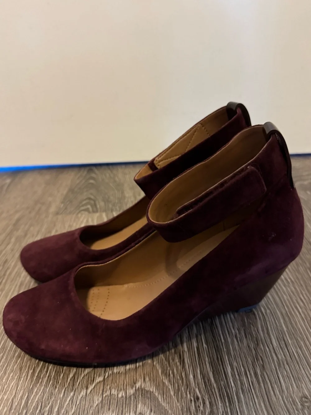 NWOT Clarks Artisan Bassett Mist Suede Wedges in Burgundy